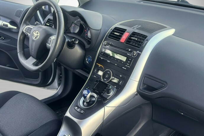 toyota-auris-elektrisitetbensin-2011-big-11