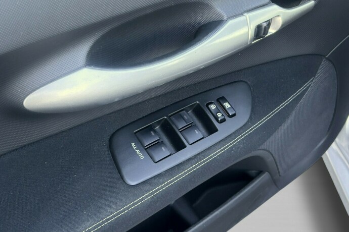toyota-auris-elektrisitetbensin-2011-big-15