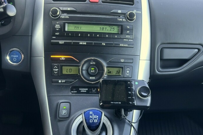 toyota-auris-elektrisitetbensin-2011-big-14