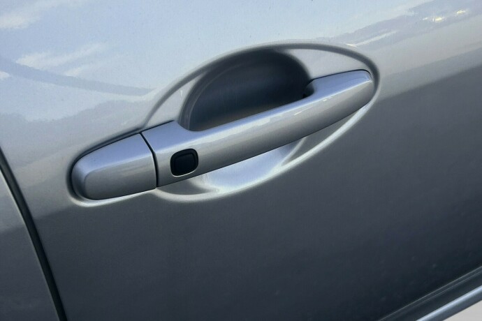 toyota-auris-elektrisitetbensin-2011-big-16