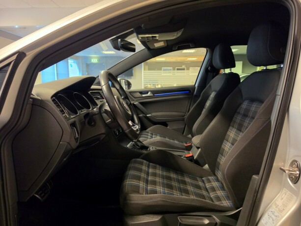 volkswagen-golf-vii-plug-in-petrol-2017-big-21