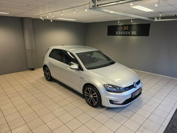 volkswagen-golf-vii-plug-in-petrol-2017-big-1