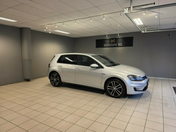 volkswagen-golf-vii-plug-in-petrol-2017-big-2