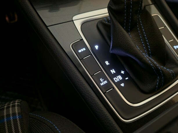 volkswagen-golf-vii-plug-in-petrol-2017-big-25