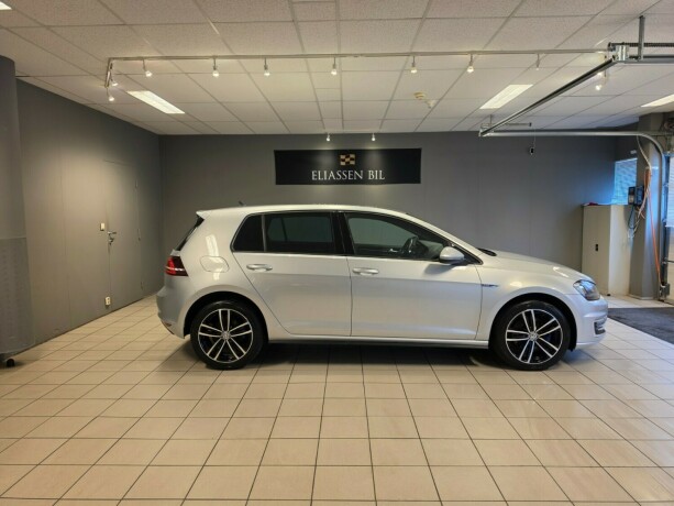 volkswagen-golf-vii-plug-in-petrol-2017-big-3