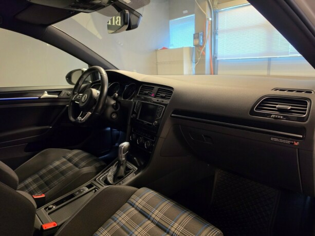 volkswagen-golf-vii-plug-in-petrol-2017-big-14