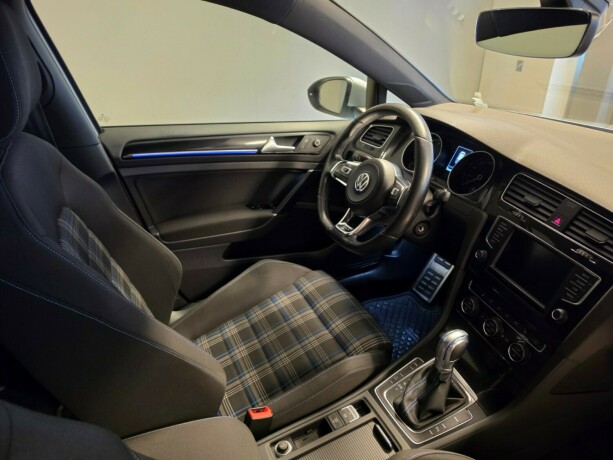 volkswagen-golf-vii-plug-in-petrol-2017-big-15