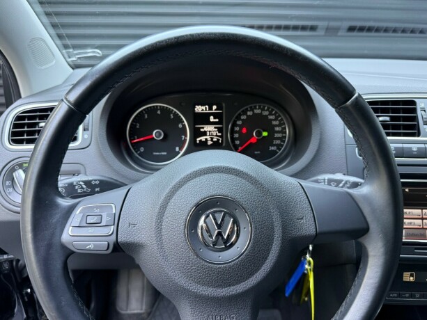 volkswagen-polo-cross-bensin-2014-big-12