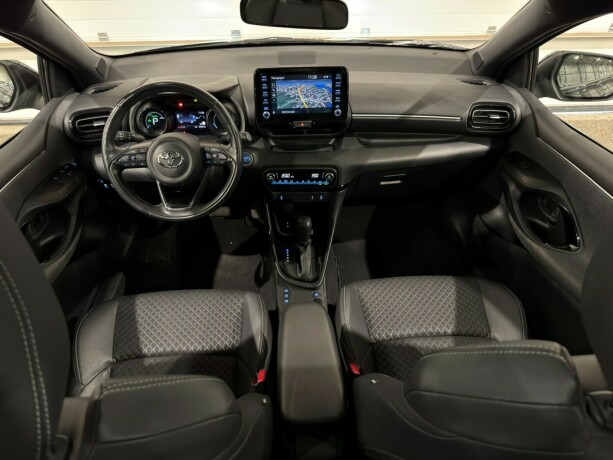 toyota-yaris-elektrisitetbensin-2021-big-13