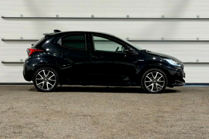 toyota-yaris-elektrisitetbensin-2021-big-1
