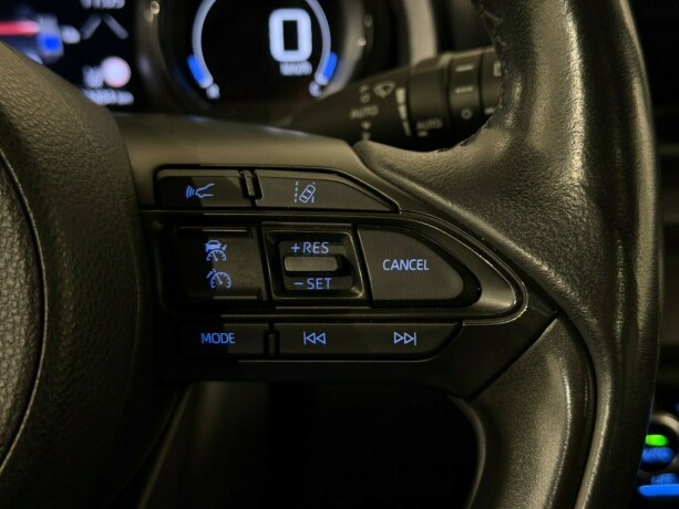 toyota-yaris-elektrisitetbensin-2021-big-15