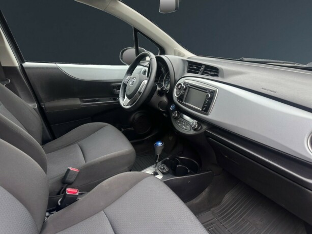 toyota-yaris-elektrisitetbensin-2013-big-11