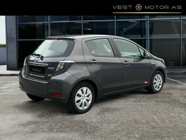 toyota-yaris-elektrisitetbensin-2013-big-7