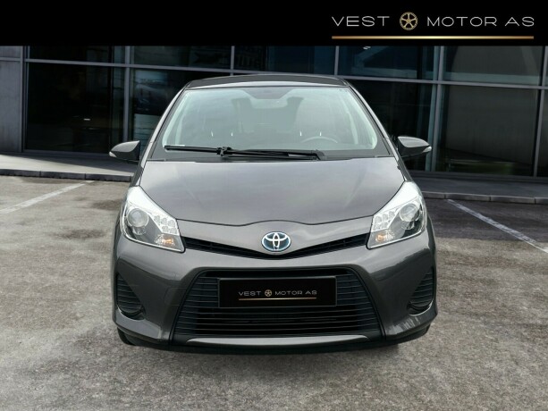 toyota-yaris-elektrisitetbensin-2013-big-1
