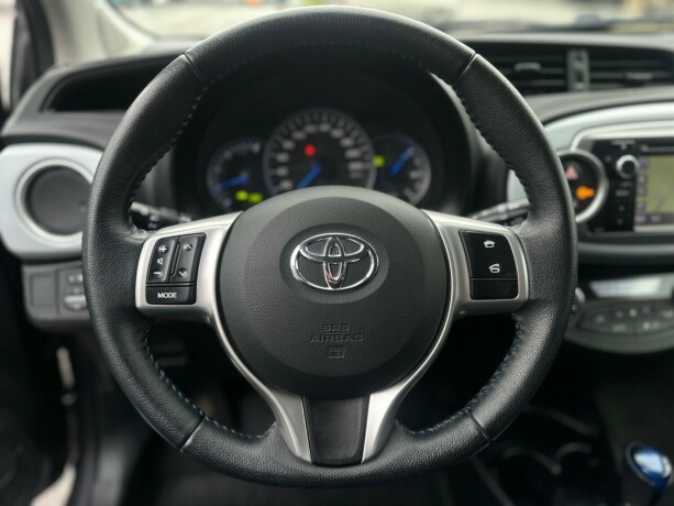 toyota-yaris-elektrisitetbensin-2013-big-23