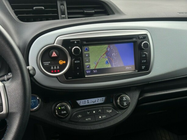 toyota-yaris-elektrisitetbensin-2013-big-19