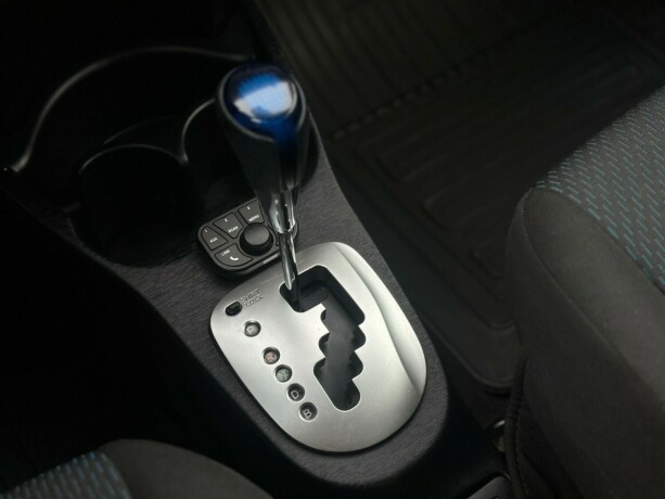 toyota-yaris-elektrisitetbensin-2013-big-15