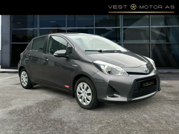 toyota-yaris-elektrisitetbensin-2013-big-0