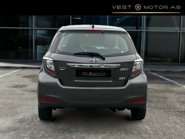 toyota-yaris-elektrisitetbensin-2013-big-5