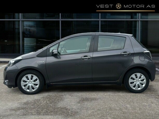 toyota-yaris-elektrisitetbensin-2013-big-3