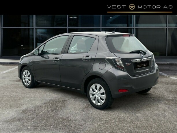 toyota-yaris-elektrisitetbensin-2013-big-4
