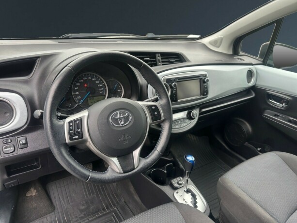 toyota-yaris-elektrisitetbensin-2013-big-9