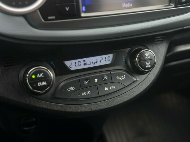 toyota-yaris-elektrisitetbensin-2013-big-18