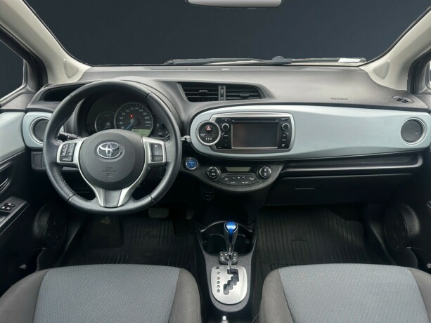 toyota-yaris-elektrisitetbensin-2013-big-10