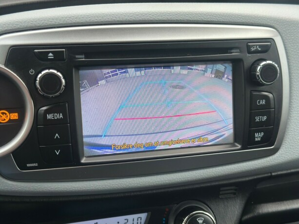 toyota-yaris-elektrisitetbensin-2013-big-20