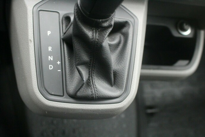 volkswagen-transporter-diesel-2021-big-21