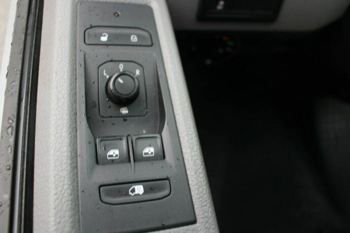 volkswagen-transporter-diesel-2021-big-11