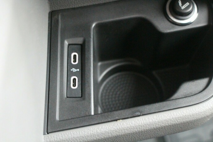 volkswagen-transporter-diesel-2021-big-22