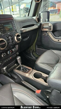jeep-wrangler-unlimited-bensin-2016-big-15