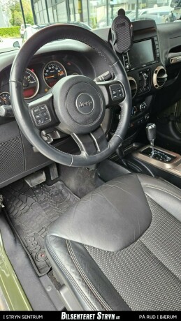jeep-wrangler-unlimited-bensin-2016-big-13