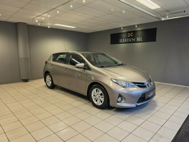 toyota-auris-elektrisitetbensin-2013-big-0