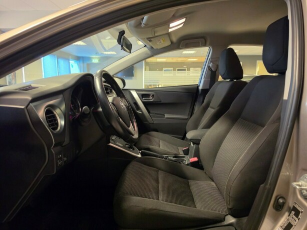 toyota-auris-elektrisitetbensin-2013-big-16
