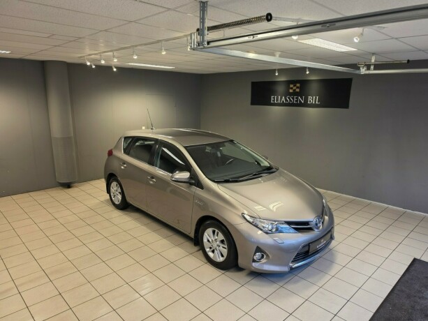 toyota-auris-elektrisitetbensin-2013-big-1