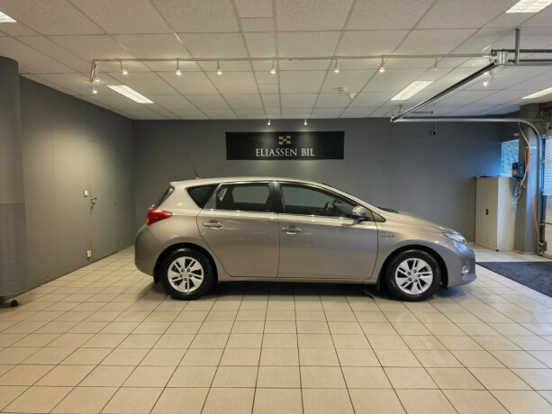 toyota-auris-elektrisitetbensin-2013-big-3