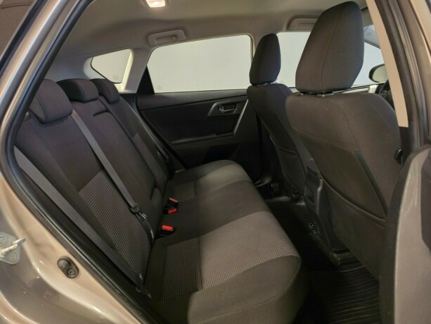 toyota-auris-elektrisitetbensin-2013-big-14
