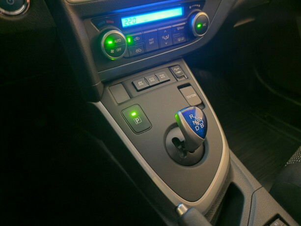 toyota-auris-elektrisitetbensin-2013-big-18