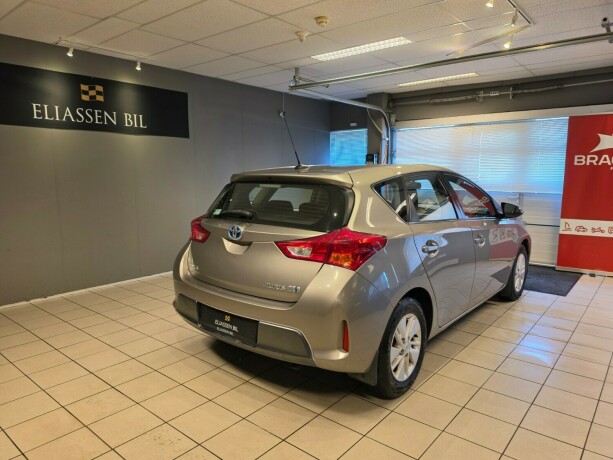 toyota-auris-elektrisitetbensin-2013-big-5