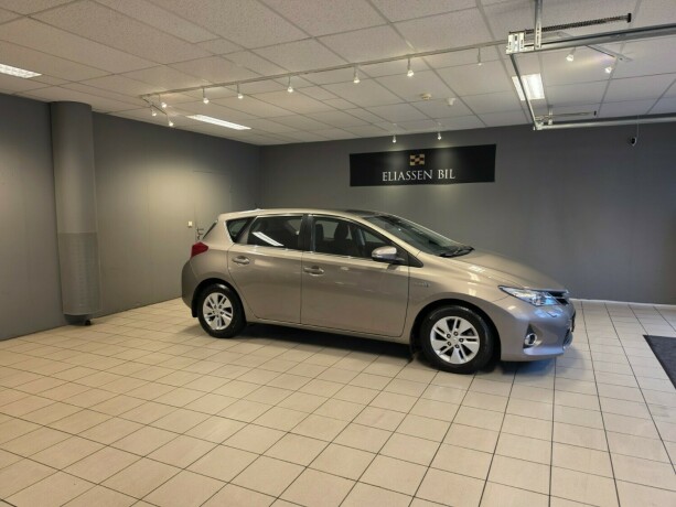 toyota-auris-elektrisitetbensin-2013-big-2