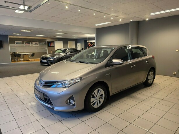 toyota-auris-elektrisitetbensin-2013-big-7