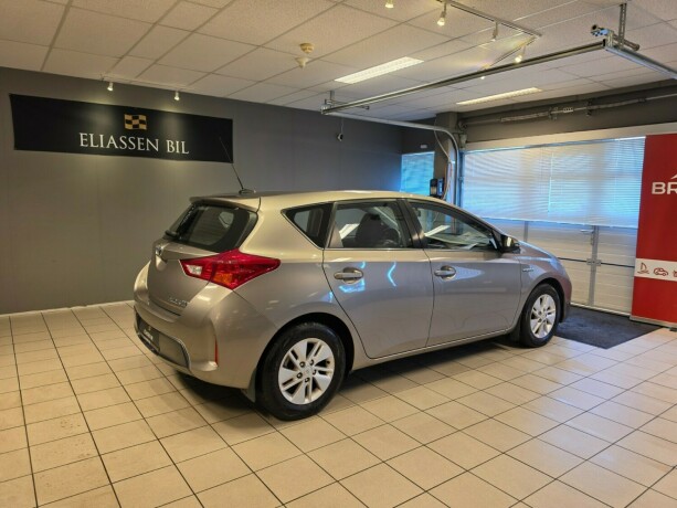 toyota-auris-elektrisitetbensin-2013-big-4