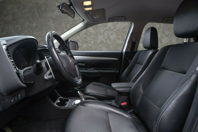 mitsubishi-outlander-plug-in-petrol-2015-big-22