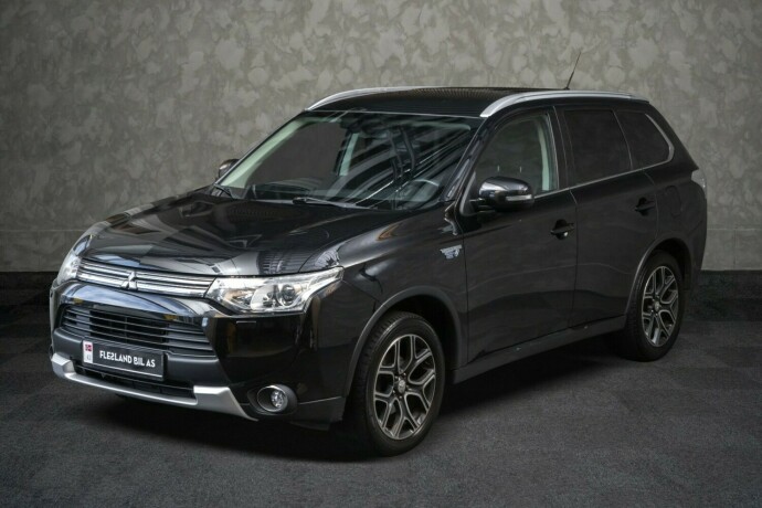 mitsubishi-outlander-plug-in-petrol-2015-big-1