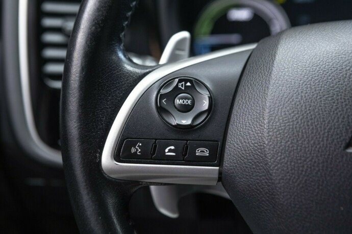 mitsubishi-outlander-plug-in-petrol-2015-big-11