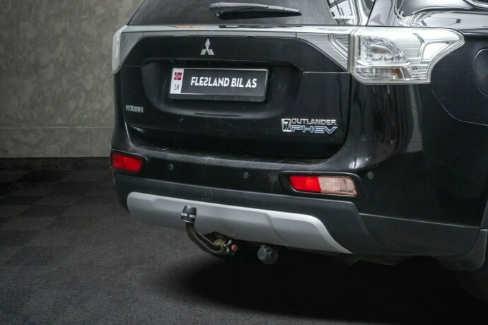 mitsubishi-outlander-plug-in-petrol-2015-big-8