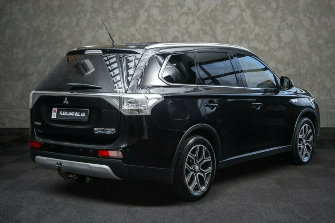mitsubishi-outlander-plug-in-petrol-2015-big-7