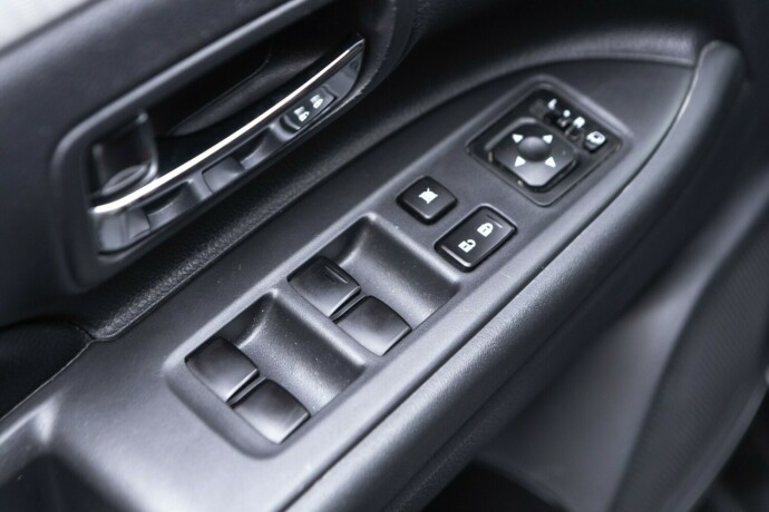 mitsubishi-outlander-plug-in-petrol-2015-big-21